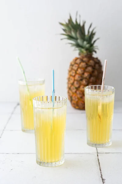 Delicioso Jugo Piña Dulce Refrescante Con Hielo Vasos Con Paja — Foto de Stock