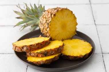 Olgun sulu ananas yakın plan halkalara kesilmiş.