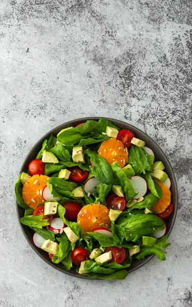 菠菜叶 橘子和鳄梨片 西红柿和萝卜配种子的美味健康色拉 盘中的色拉特写 顶视图 复制空间 — 图库照片