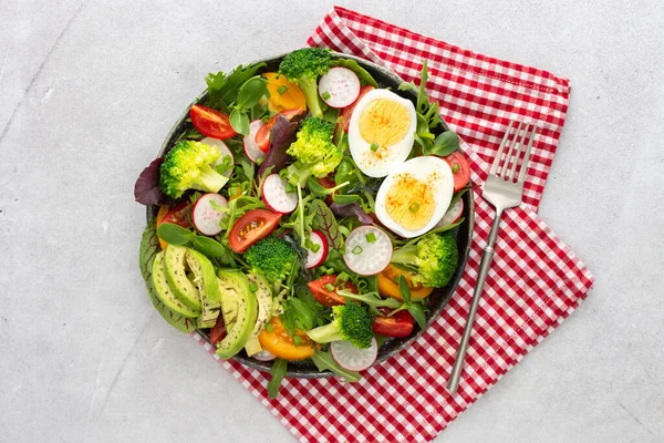 Delicioso Café Manhã Leve Salada Com Tomates Rabanetes Abacate Ovos — Fotografia de Stock