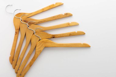 Boş elbise askıları beyaz arkaplanda izole