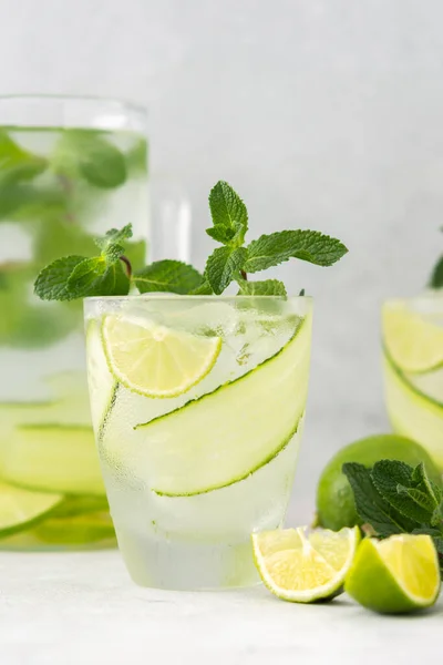 Κρύα Δροσιστικά Ποτά Lime Και Αγγούρι Καλοκαιρινό Παγωμένο Ρόφημα Και — Φωτογραφία Αρχείου