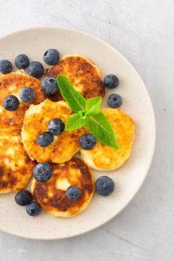 Yabanmersinli ve naneli süzme peynirli krep.