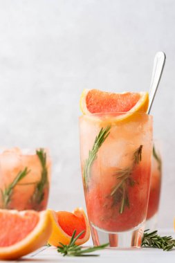 Biberiyeli greyfurtlu smoothie ve camda buz.