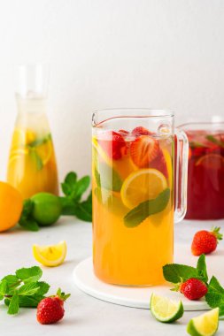 Meyve dilimli taze meyve içecekleri yazın buzlu soğuk meyve suları.