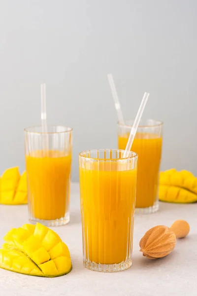 Jugo Mango Recién Exprimido Vasos Con Una Paja Mango Cortado — Foto de Stock