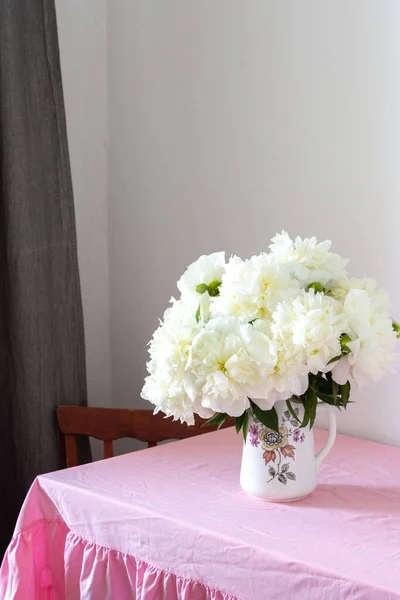 Parte Del Interior Casa Una Mesa Con Mantel Rosa Con — Foto de Stock