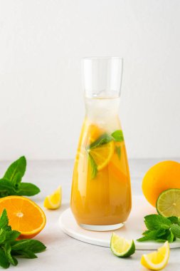 Taze portakal suyu, buzlu, yakın plan, yaz ferahlatıcı limonata.