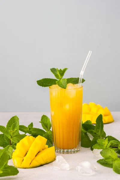 Friskpresset Mangojuice Med Glas Med Halm Moden Skåret Mango Med - Stock-foto