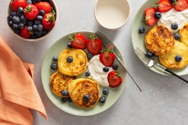 Çilekli süzme peynir krep, yabanmersini ve ekşi krema, süt ve taze böğürtlenli kupa, lezzetli kahvaltı, üst manzara