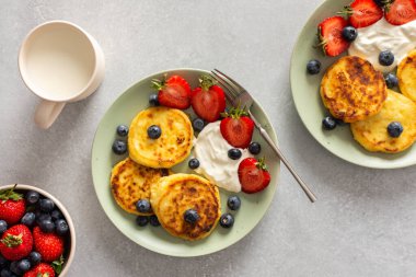 Çilekli süzme peynir krep, yabanmersini ve ekşi krema, süt ve taze böğürtlenli kupa, lezzetli kahvaltı, üst manzara