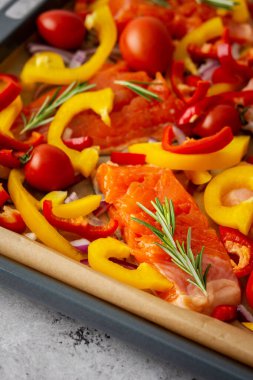 Kutup kiraz ve sebzeli fırın örtüsü.