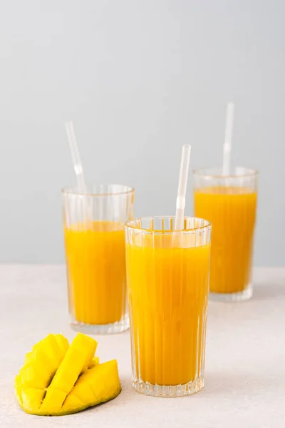 El jugo de mango en los vasos con la paja — Foto de Stock