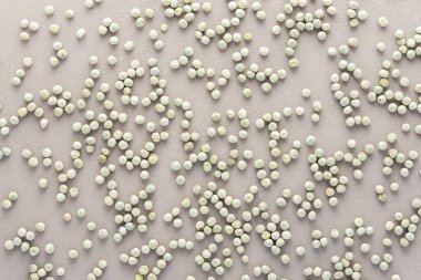 Legumes arka planda dağınık, yeşil bezelyelerin doğal arka planı, üst görünüm