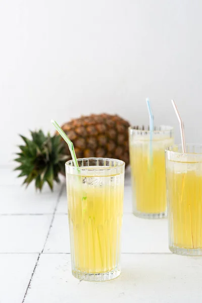 Delicioso Jugo Piña Dulce Refrescante Con Hielo Vasos Con Paja — Foto de Stock