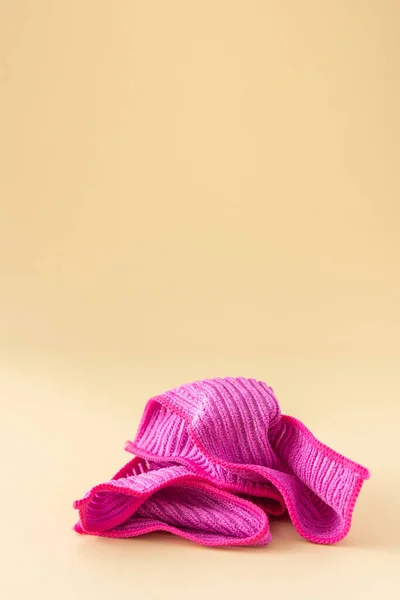 Rosa Mikrofiberduk För Tvätt Neutral Beige Bakgrund Rengöringskoncept — Stockfoto