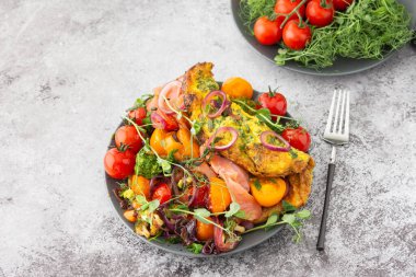 Haşlanmış sebzeli omlet ve somon, soğanlı domates, brokoli ve bezelyeli kırmızı balık, lezzetli ve sağlıklı bir kahvaltı.