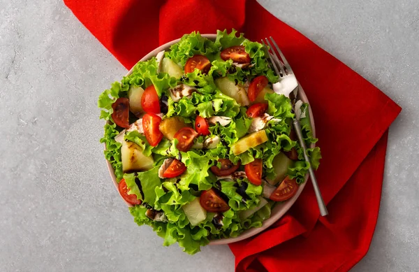 Salade Fraîche Légère Été Avec Tomates Laitue Poitrine Poulet Ananas — Photo