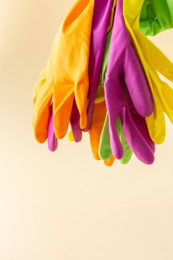 Ellerini korumak için çok renkli lastik eldivenler, yakın yıkama, temizlik konsepti.