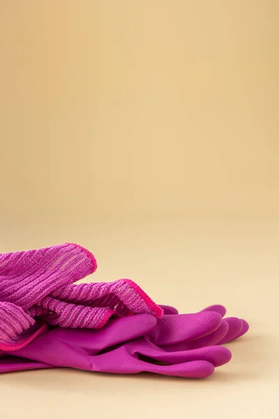Rosa Mikrofiberduk För Tvätt Och Gummihandskar Neutral Beige Bakgrund Rengöringskoncept — Stockfoto