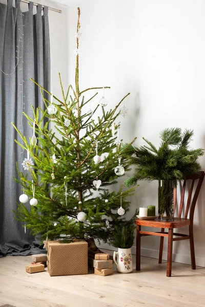 Árvore Natal Com Brinquedos Brancos Cadeira Velha Com Vaso Com — Fotografia de Stock