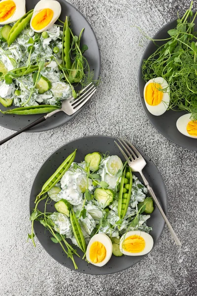 Salată Arugula Castraveți Mazăre Tânără Iaurt Ouă Fierte Microverdeață Apă — Fotografie, imagine de stoc