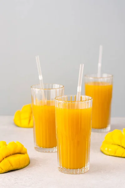 Jugo Mango Recién Exprimido Vasos Con Una Paja Mango Cortado — Foto de Stock