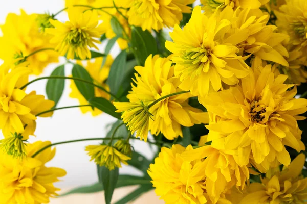 가까이 노란색 베키아 꽃으로 이루어진 아름다운 꽃다발 — 스톡 사진