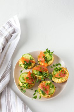 Somon ve Hollandaise soslu tost.