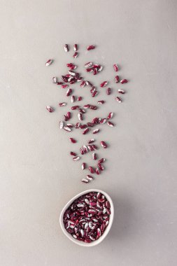 Legumes kasede ve arka planda dağınık