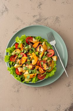 Tomato, pineapple and lettuce salad