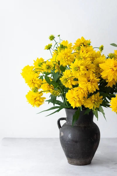 Clay Černá Váza Krásnou Kyticí Žluté Rudbeckia Laciniata Květiny Stole — Stock fotografie