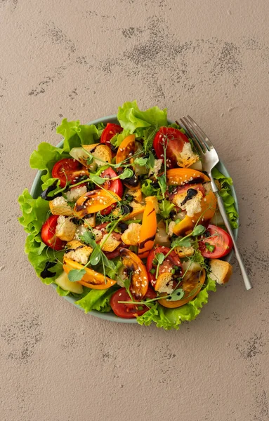 Salada Fresca Leve Verão Com Tomates Croutons Coloridos Alface Abacaxi — Fotografia de Stock