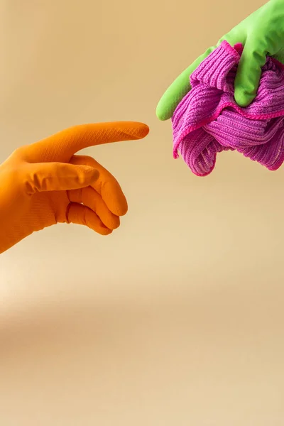 手握多色橡胶手套 装有用于洗涤 清洁的微纤维布 — 图库照片