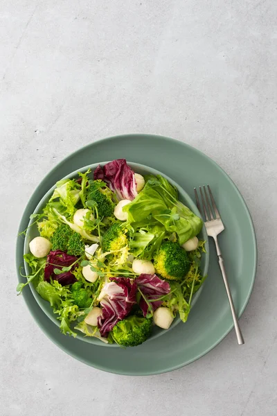 Vista Dall Alto Tavolo Piatto Con Insalata Leggera Insalata Mescolanza — Foto Stock