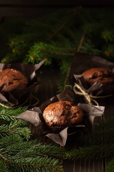 Deliciosas Magdalenas Chocolate Sobre Fondo Madera Oscura Entre Ramas Abeto —  Fotos de Stock