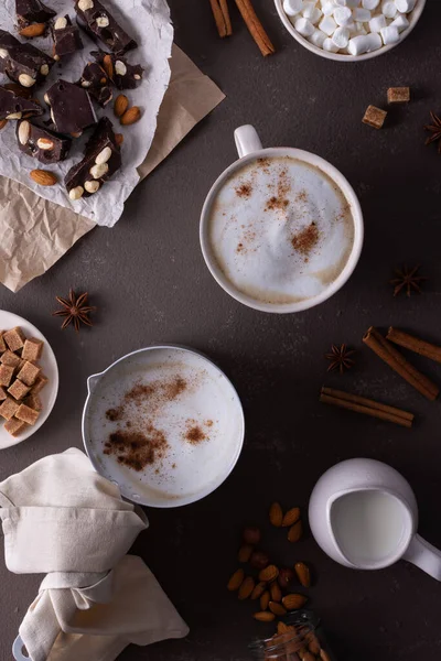 Süt Köpüklü Kış Kakaosu Bardakta Marshmallow Alüminyum Kepçe Tarçın Badem — Stok fotoğraf