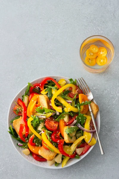 Salada de tomate, abacaxi e pimentão — Fotografia de Stock