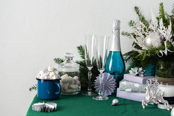 Празднично украшенный стол на Рождество или Новый год — стоковое фото