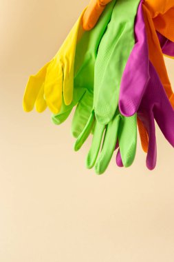 Ellerini korumak için çok renkli lastik eldivenler, yakın yıkama, temizlik konsepti.