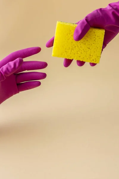 多色橡胶手套手握洗碗海绵 清洗概念 — 图库照片