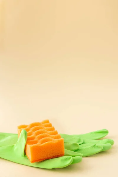 Orange Spülschwamm Und Grüne Gummihandschuhe Auf Neutralem Beigem Hintergrund Reinigungskonzept — Stockfoto