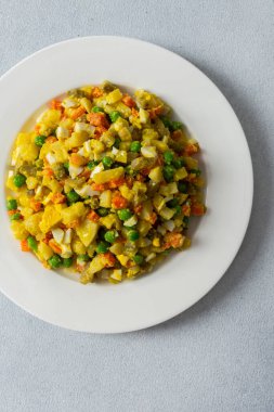 Bu renkli salata kaynamış yumurtaları, taze tavuk göğsünü, doğranmış patatesleri, canlı havuçları ve yeşil bezelyeleri birleştirir..