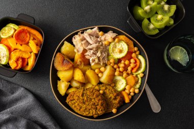 Tatlı patatesler, kabak, mercimek pirzolası, fırında tavuk göğsü, taze salata ve tatlı olarak kivi, günün enerjisi için mükemmel..