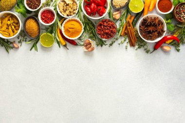Gri arka planda canlı bir baharat ve şifalı bitki karışımı, herhangi bir tarife lezzetli bir ilave sunar, üst görünüm, kopyalama alanı