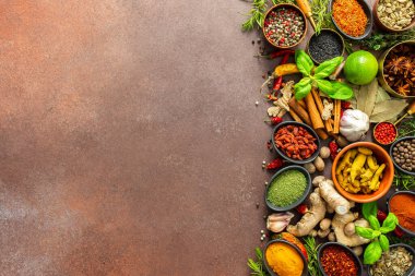 Değişik baharat ve otlardan oluşan bir koleksiyon. Kahverengi bir arka fonda zarif bir şekilde yerleştirilmiş. Doğal güzellikler yayıyor ve güzel kokular yayılıyor.