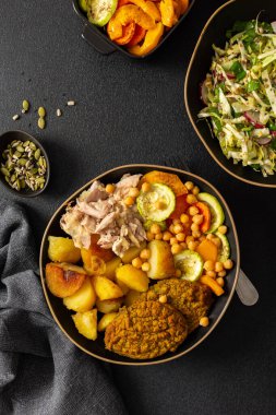 Fırında patates, havuç, kabak, tavuk göğsü, mercimek pirzolası ve taze salatayla renkli ve besleyici bir kahvaltı yapın..