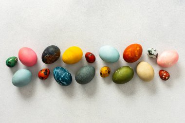 Canlı renkler ve desenler içeren çeşitli Paskalya yumurtaları, bahar kutlamaları ve aile toplantılarıyla ilişkili neşe ve yaratıcılığı gözler önüne seriyor..