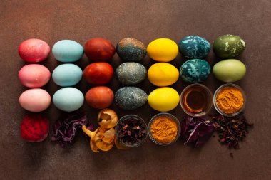 Paskalya yumurtalarının canlı bir çeşidi, çeşitli renklere boyanmış bir yüzeyde bulunur. Doğal boya malzemeleri, pancar, zerdeçal ve amber, kırmızı lahana ve soğan kabuğu, sirke gibi.