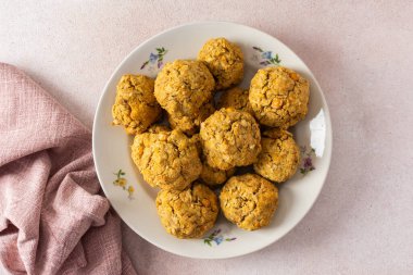 Badem ve nohut unundan yapılmış sağlıklı glütensiz nohut çörekleri, glütensiz beslenme ve pişirme için ideal.